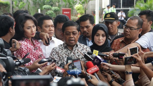 Idrus Marham ke KPK mengantarkan surat sakit SN. (Foto: Fanny Kusumawardhani/kumparan)