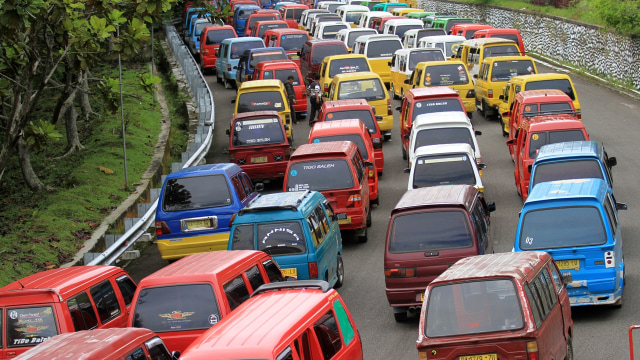 Angkot tolak ojek online.  (Foto: ANTARA/Muhammad Arif Pribadi)