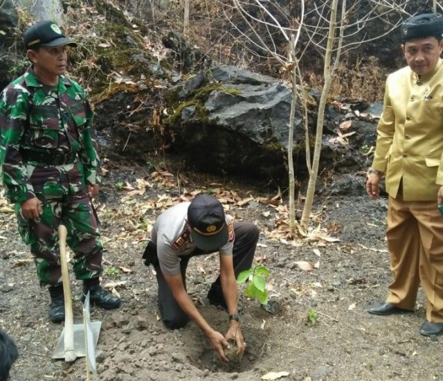 Kapolsek Cigugur Tanam Pohon Dalam Rangkaian Acara Seren Taun 