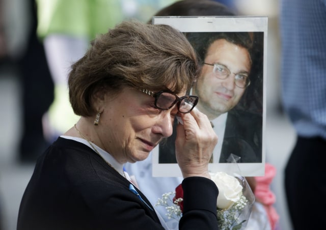 Tangis warga AS mengenang tragedi 9/11. (Foto: Associated Press)