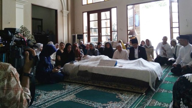 Jokowi melayat ke rumah duka  (Foto: Adim Mugni/kumparan)