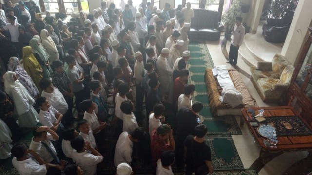 Jenazah istri Hamzah Haz disalati (Foto: Adim Mugni/kumparan)