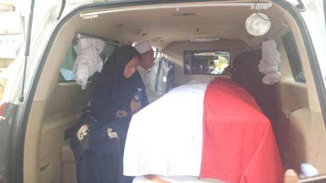 Jenazah Asmaniah di ambulans (Foto: Adhim Mugni/kumparan)