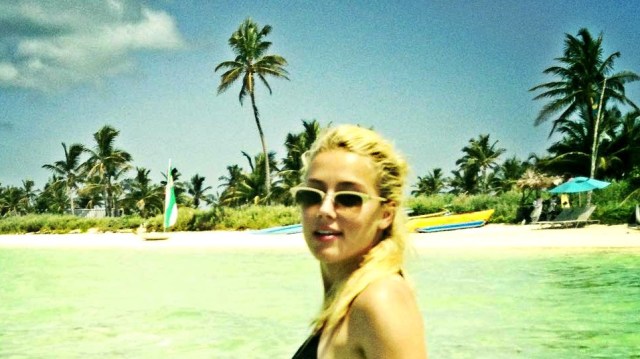 Amber Heard di pantai (Foto: Instagram @amberheard)