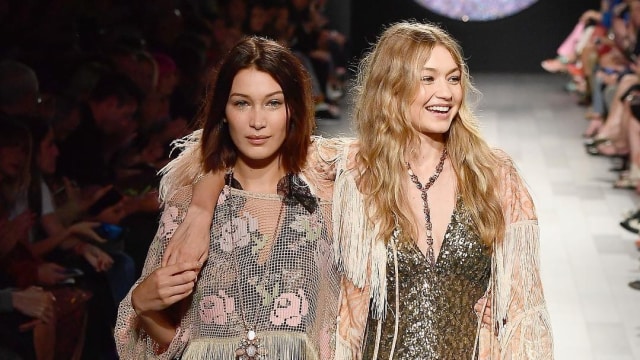 Bella dan Gigi Hadid di Anna Sui SS 2018 (Foto: Instagram/@nyfw)