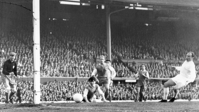 Di Stefano mencetak gol ke gawang Eintracht. (Foto: AP)