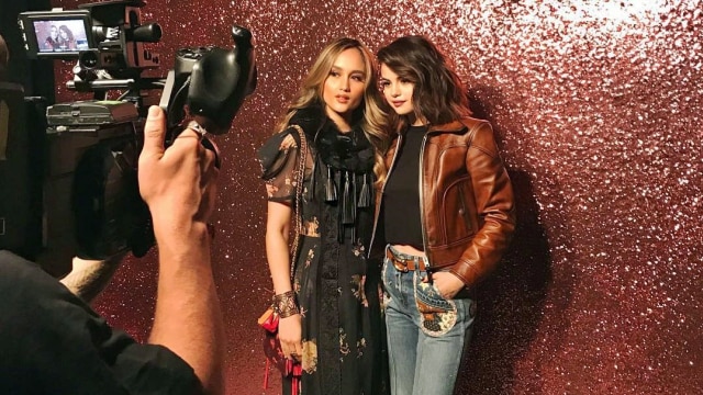 Cinta Laura bersama Selena Gomez (Foto: Instagram/ @claurakiehl)