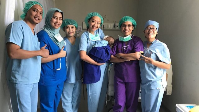 Asri Welas bersama tim dokter.  (Foto: Instagram/@asri_welas)