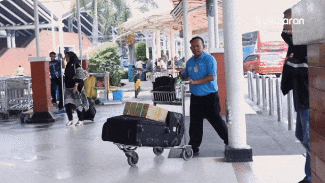 Helper di Bandara Soetta (Foto: Resnu Andika/kumparan)