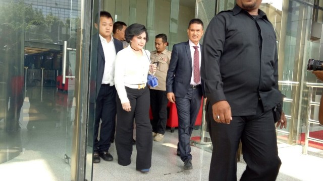 Gaya Artalyta Suryani usai diperiksa KPK (Foto: Aprilandika Hendra/kumparan)