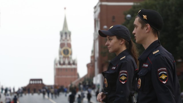 Petugas keamanan berjaga-jaga di sekitar Kremlin Foto: REUTERS/Sergei Karpukhin