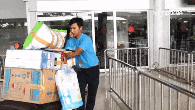 Airport Helper di Bandara Soetta (Foto: Resnu Andika/kumparan)