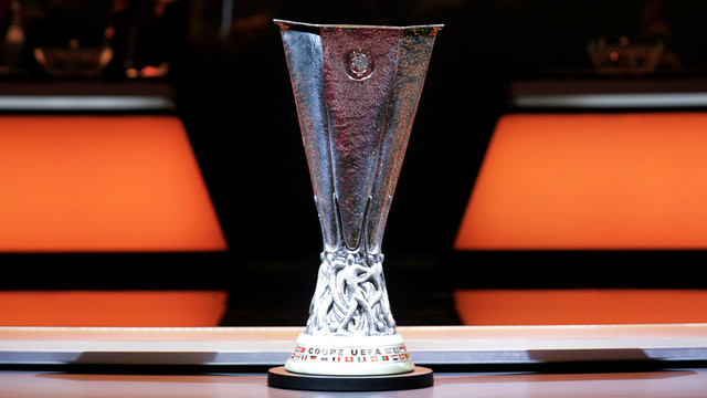Trofi Liga Europa (Foto: Reuters/Eric Gaillard)