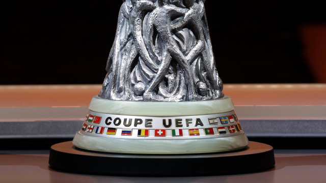 Trofi Liga Europa (Foto: Reuters/Eric Gaillard)