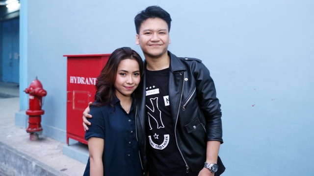 Ilham Smash dan tunangannya.  (Foto: Yurika Kencana/kumparan)