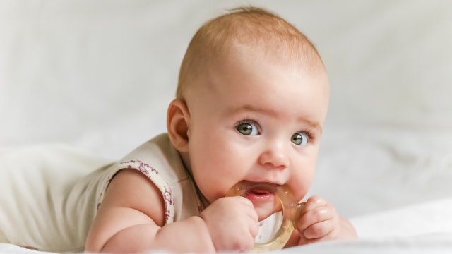 Cek kesehatan mata pada bayi.  (Foto: Thinkstock)