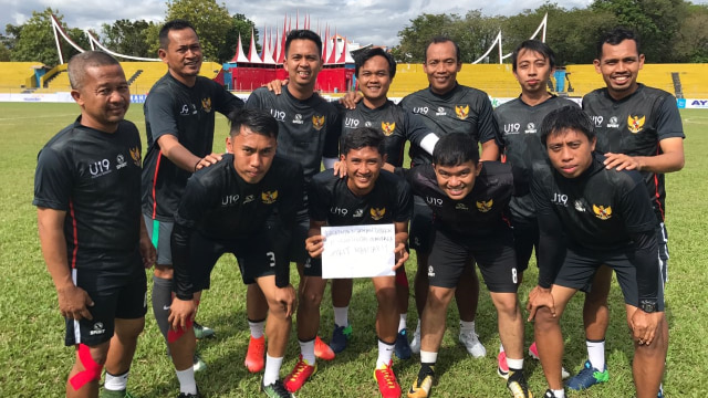 Budi bersama staf Timnas lainnya. (Foto: Dok. Budi Handoko)