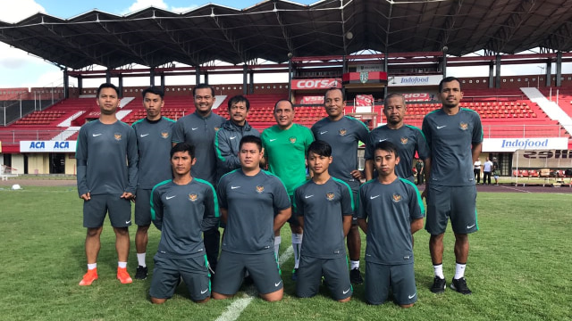 Budi Handoko, bersama staf Timnas U-19. (Foto: Dok. Budi Handoko)
