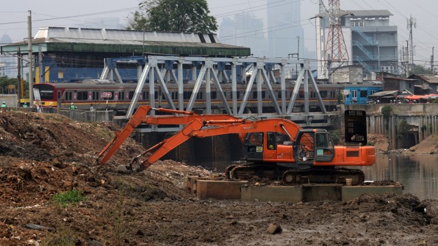 Pengerukan Lumpur Sungai Ciliwung Foto: Fanny Kusumawardhani/kumparan