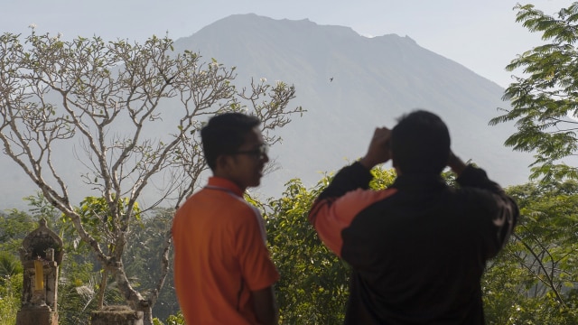 Pemantauan aktivitas Gunung Agung. (Foto: ANTARA/Nyoman Budhiana)