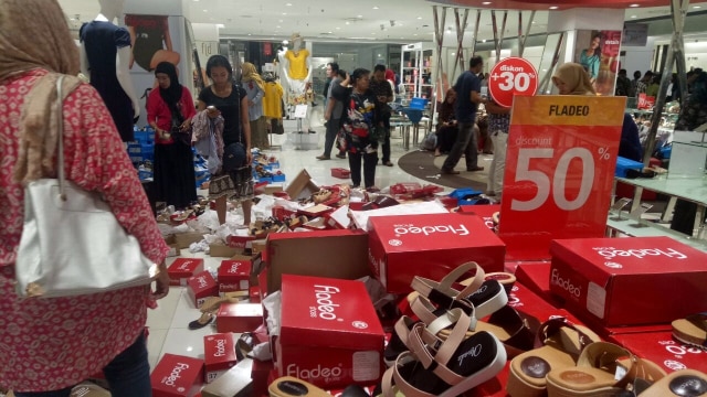 Diskon besar-besaran di Matahari Pasaraya Blok M (Foto: Ainul Qalbi/kumparan)