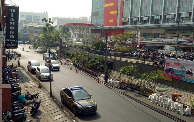 Mobil polisi di depan Karaoke Diamond. (Foto: Dok. Adim Mugni)
