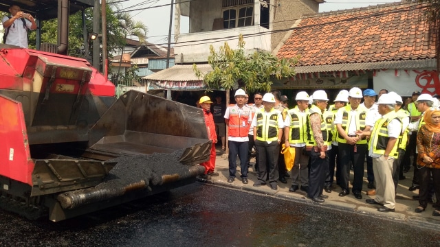 Luhut & Basuki Tinjau Uji Coba Aspal Plastik  (Foto: Resya Firmansyah/kumparan)