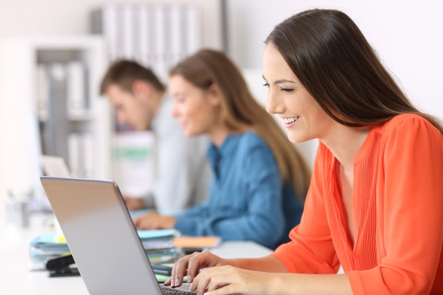 Jangan gunakan email kantor untuk berpacaran. (Foto: Thinkstock)