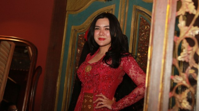 Vicky Shu mencoba kebaya pernikahan. (Foto: Munady Widjaja/kumparan)