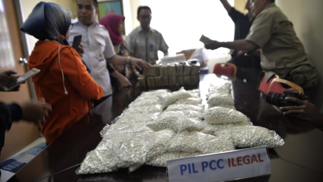 Pil PCC ilegal di Makassar (Foto: ANTARA/Dewi Fajriani)