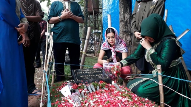 Keluarga Ziarah di Makam Julia Perez (Foto: Dok. Istimewa)