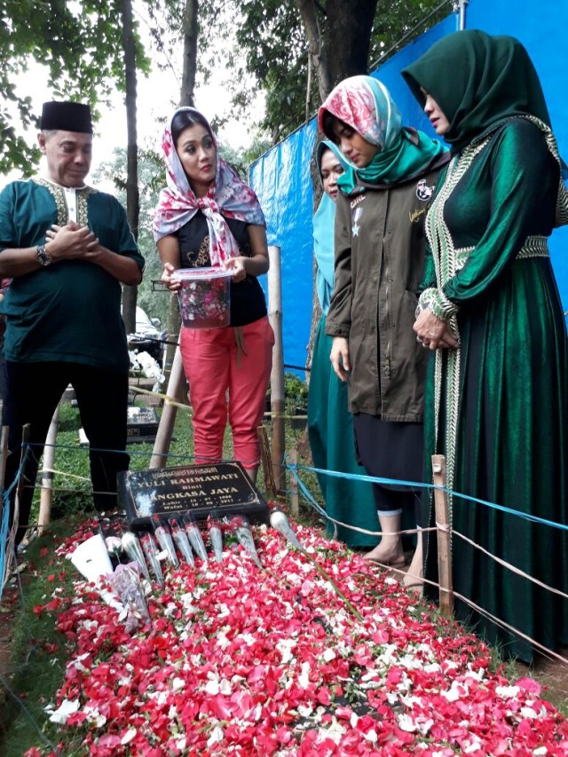 Keluarga Ziarah di Makam Julia Perez (Foto: Dok. Istimewa)