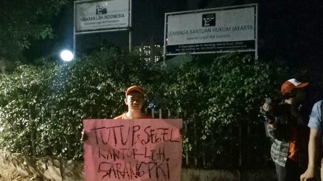 Massa mengepung kantor YLBHI (Foto: Ardhana Pragota/kumparan)