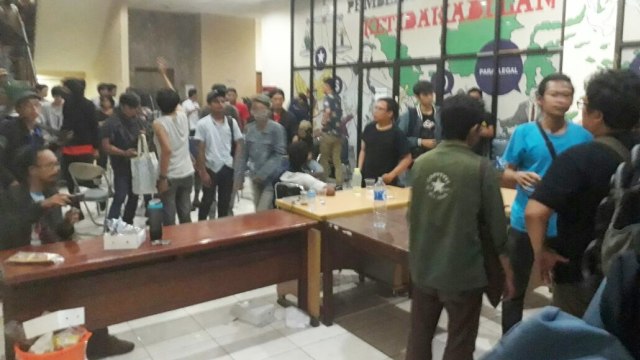 Situasi di dalam kantor LBH (Foto: Dok. Ponco Sulaksono)