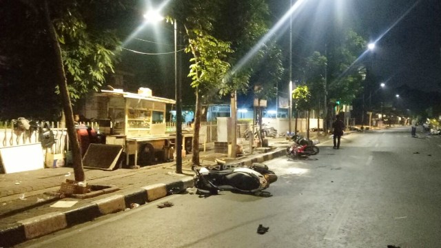 Sejumlah motor rusak akibat ricuh massa (Foto: Ardhana Pragota/kumparan)