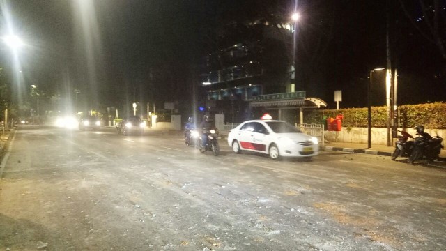 Jalan di sekitar LBH sudah bisa dilintasi (Foto: Ardhana Pragota/kumparan)