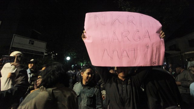 Massa mengepung kantor YLBHI (Foto: ANTARA FOTO/Muhammad Adimaja)