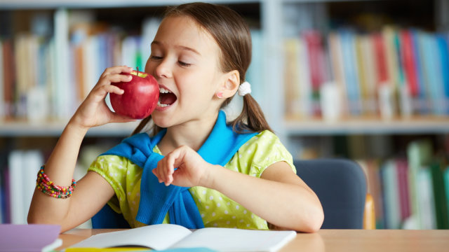 Ilustrasi makan siang di sekolah (Foto: Dok. Freepik)