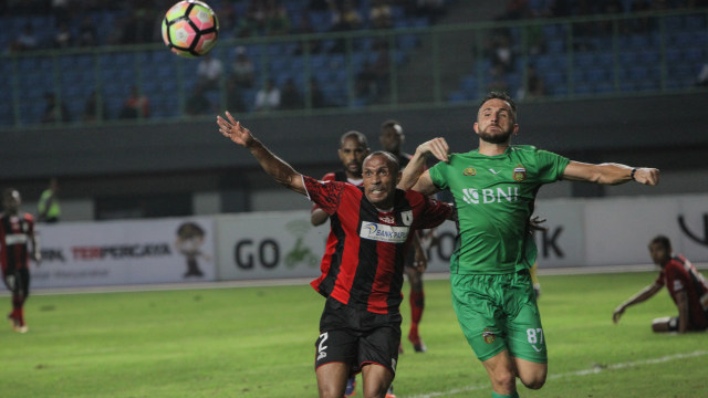 Penyerang Bhayangkara, Ilija Spasojevic (kanan). (Foto: ANTARA/Makna Zaezar)