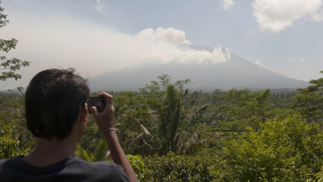 Kepulan asap Gunung Agung (Foto: ANTARA FOTO/Nyoman Budhiana)