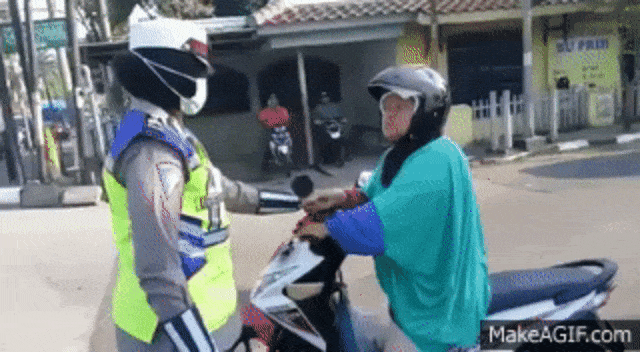Seorang Ibu Pengendara Motor Memaki Polwan (Foto: Instagram @satlantaspolreswonosobo)