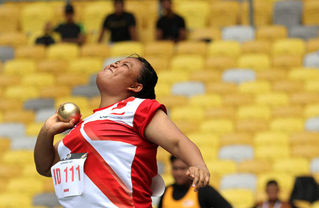 Suparni Yati ketika berlaga di nomor tolak peluru. (Foto: Media APG Indonesia 2017)