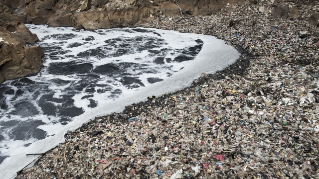 Sungai Citarum Tercemar (Foto: ANTARA/M Agung Rajasa)