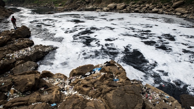 Sungai Citarum Tercemar (Foto: ANTARA/M Agung Rajasa)