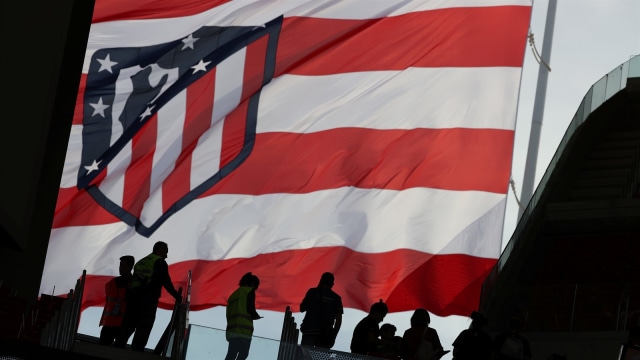 Bendera Atletico dibentangkan. (Foto: Sergio Perez/Reuters)