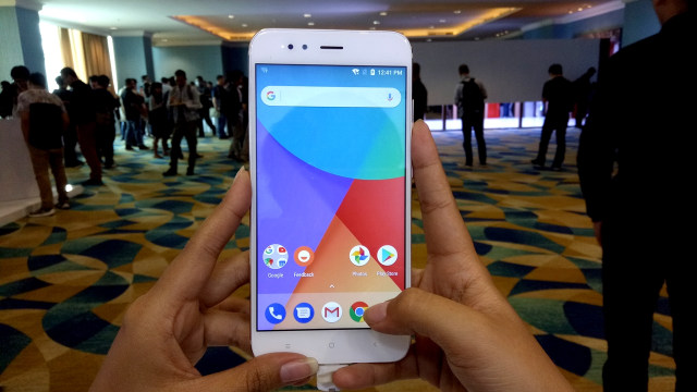 Ponsel Xiaomi Mi A1 warna putih. (Foto: Jofie Yordan/kumparan)