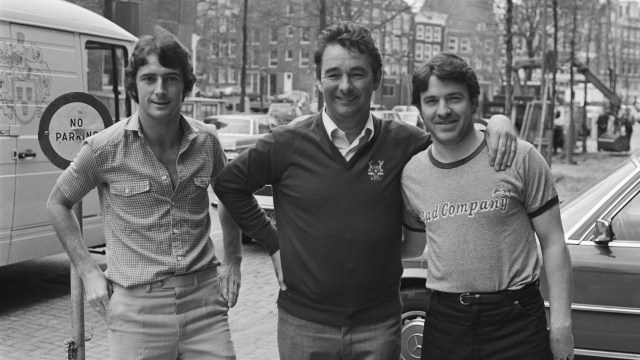 Brian Clough (tengah) bersama dua pemainnya. (Foto: Wikimedia Commons)