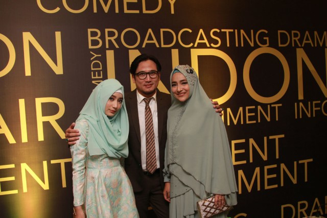 Keluarga Tengku Firmansyah dan Cindy Fatikasari (Foto: Munady)