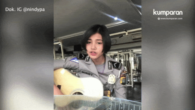 Polwan Bernyanyi (Foto: Instagram : @nindypa)