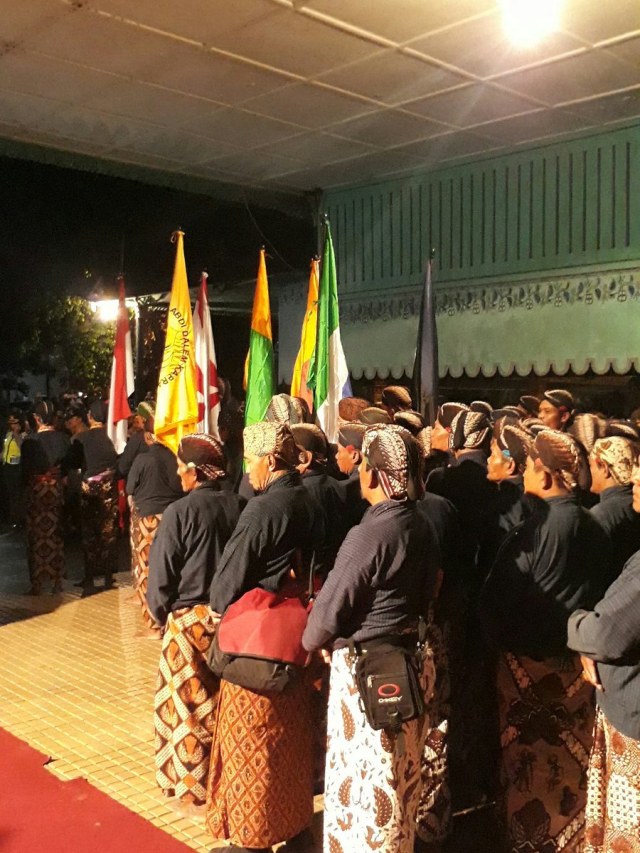 Rombongan abdi dalem di acara Mubeng Beteng. (Foto: Twitter: @kratonjogja)
